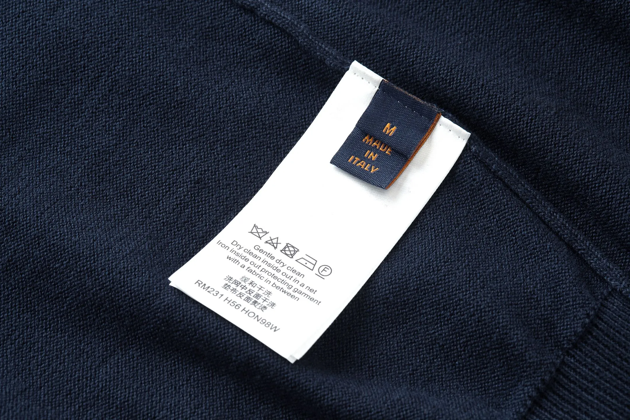 🅿️440 1v 25SS cuff jacquard crew neck sweater (navy blue) The original version was purchased for 15,100 and developed. The fabric is made of 55% cashmere fabric and 45% cotton. The fabric is soft and comfortable and does not cling to the upper body. The three-dimensional and stylish version can be worn outside or as a base layer. The fabric is washed frequently to fix the pattern and color. The jacquard is made of professional point jacquard on wool looms imported from Germany, and is reproduced from the original 1:1 scanned pattern. This round-neck pullover is made of soft cashmere in trendy tones and features Monogram elements on the ribbed knitted cuffs. It goes well with a variety of looks. Size:S-M-L-XL